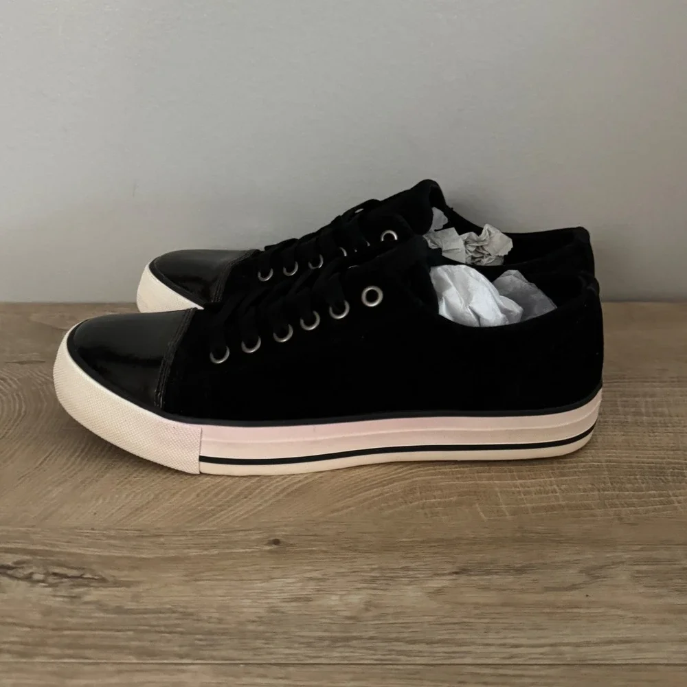 Twig Sneakers Black Womens 8W Wide Width Leather Upper Casual Neutral Monochrome